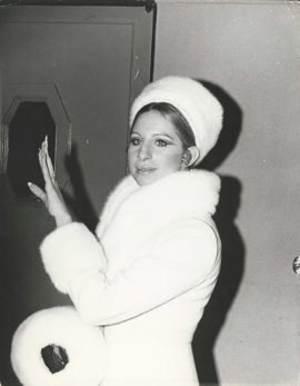 BARBRA STREISAND WEARS WHITE FUR AT PIERRE TRUDEAU EVENT (1970)