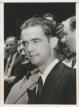 HOWARD HUGHES GIVES SPEECH AT EVENT (1938)