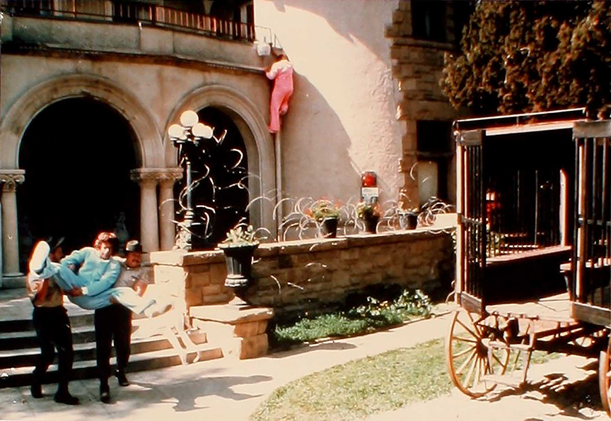 SLAPSTICK (1982) Collection of 17 Dutch color photos - Image 3