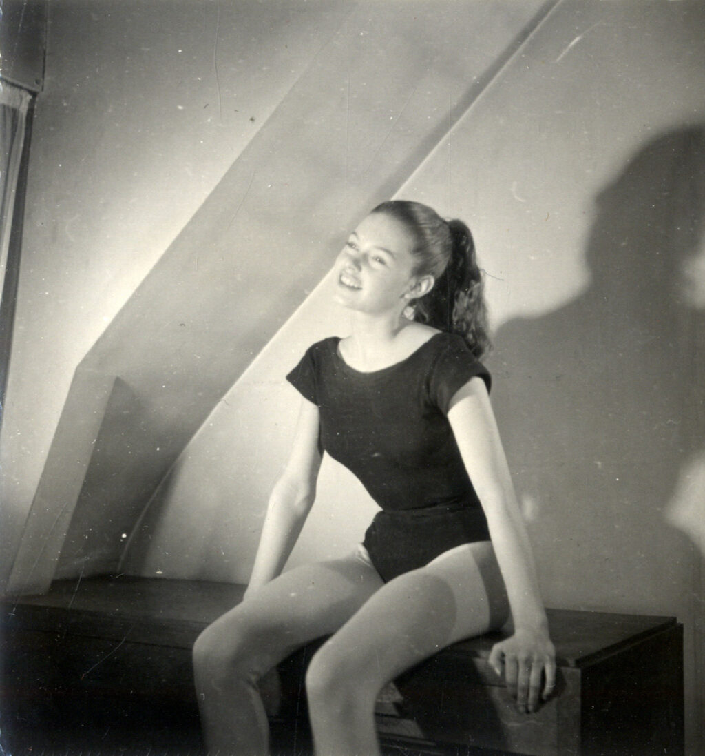 BRIGITTE BARDOT (ca. 1950) Set of 6 French photos - Image 5