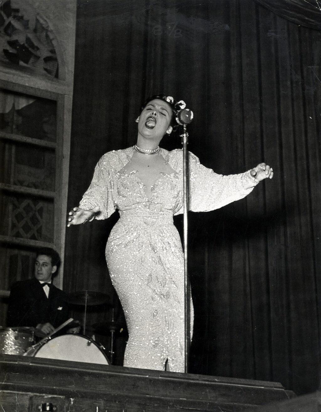 LENA HORNE ONSTAGE (ca. 1942)