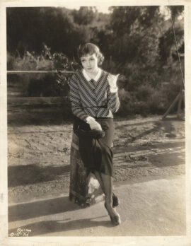 IT HAPPENED ONE NIGHT | CLAUDETTE COLBERT HITCHHIKES (1934) Photo