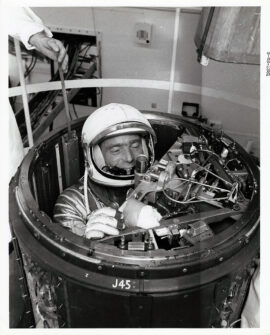 ASTRONAUT M. SCOTT CARPENTER LOOKS OUT FROM SPACECRAFT (1962) Official NASA publicity photo
