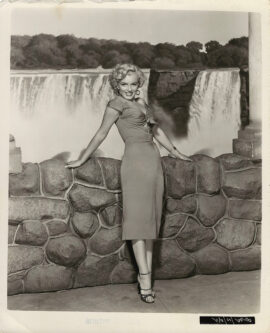 MARILYN MONROE POSES AT THE FALLS | NIAGARA (1953) Publicity portrait