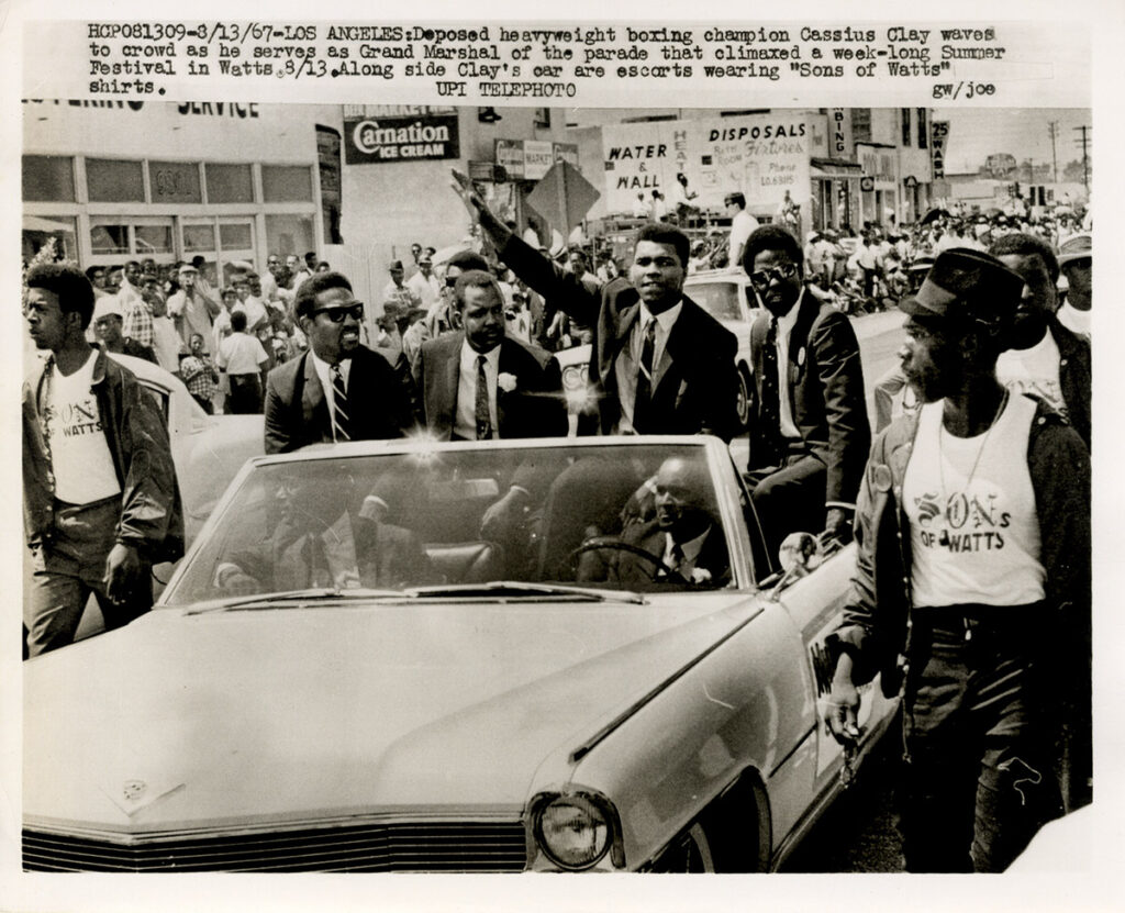 MUHAMMAD ALI IN WATTS (1967) Press photo