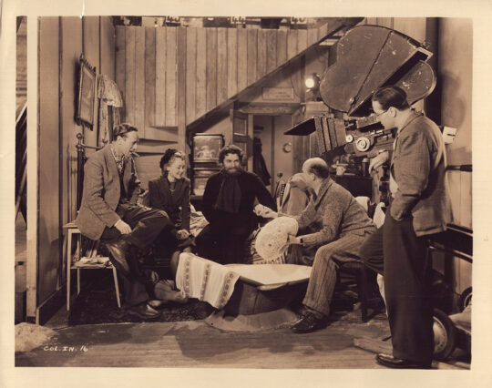 MICHAEL POWELL DIRECTING LESLIE HOWARD, GLYNIS JOHNS, LAURENCE OLIVIER | 49TH PARALLEL [US title: THE INVADERS] (1941) BTS photo