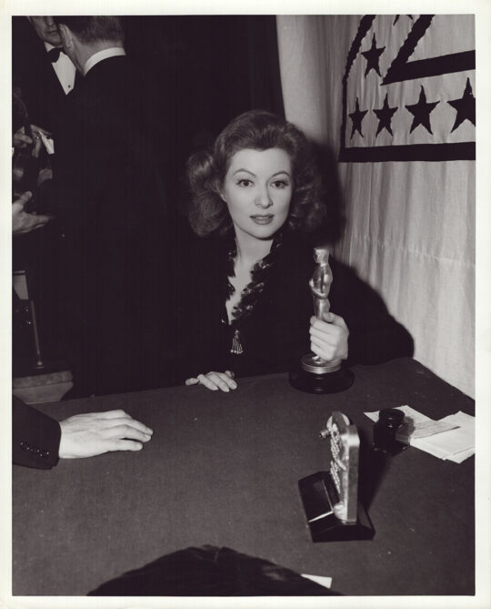 GREER GARSON HOLDS HER PLASTER ACADEMY AWARD (1943) Photo